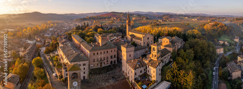 Fotografia Lovevy aerial panoramic view of Castelvetro di Modena at sunrise among vineyards