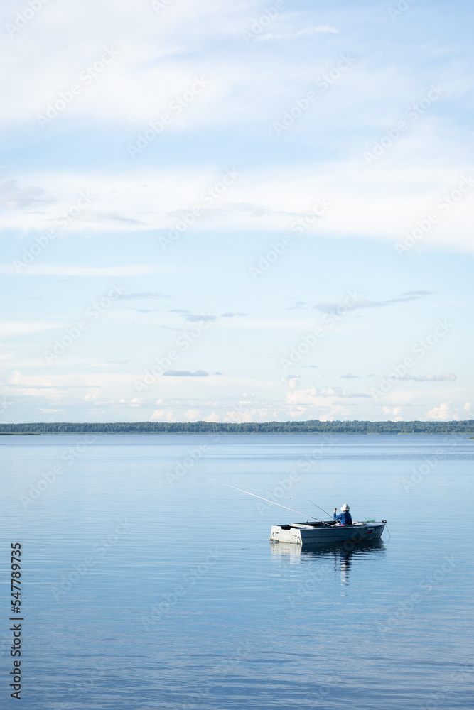 Naklejka premium boat on the lake