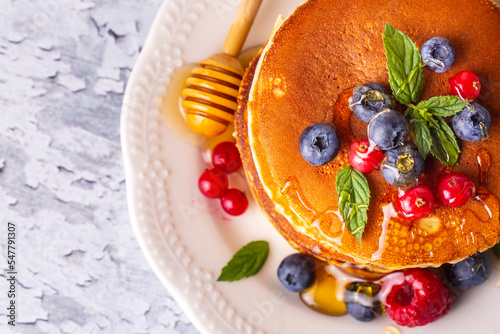 Healthy summer breakfast, h...