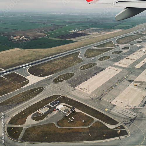 Przelot samolotu nad pasem startowym lotniska