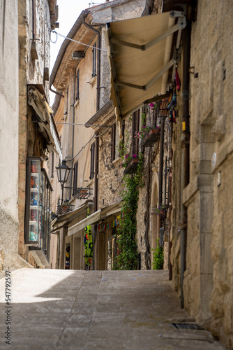 Fototapeta Naklejka Na Ścianę i Meble -  Włoska uliczka w San Marino