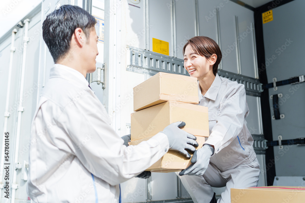 荷物を受け渡す作業員 荷物を受け渡す作業員