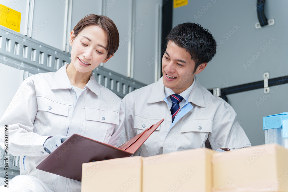 商品を検品する作業員 商品を検品する作業員