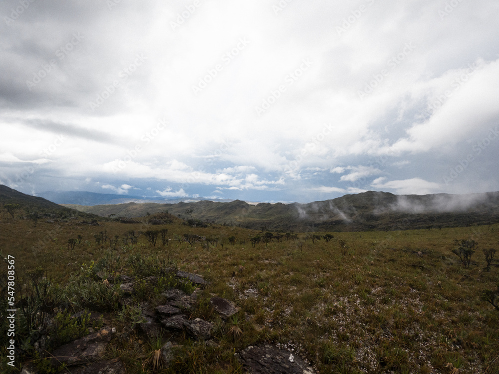 Naklejka premium clouds over the mountains in park