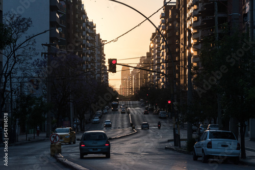 Fotobehang el boulevard San Juan temprano en la mañana, importante avenida de la ciudad de Cordoba, en la provincia de Cordoba, Argentina