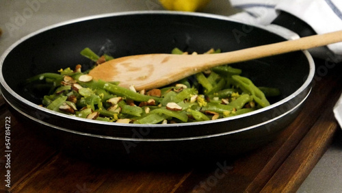 Green beans with roasted almonds