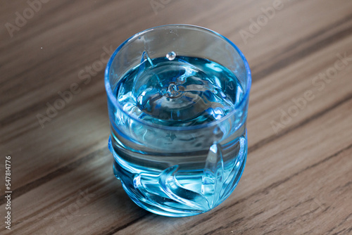 Foto de uma gota d'agua caindo no copo  photo