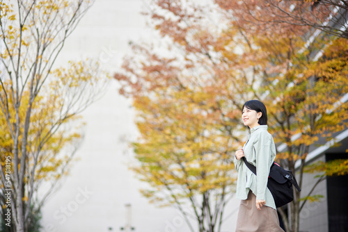 キャンパスライフを楽しむ若い日本人の大学生 © west_photo