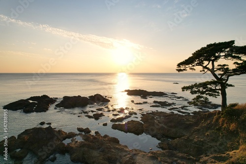海面にうつる夕日と日本の海岸