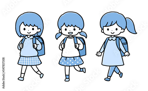 ランドセルを背負って歩く小学生の女の子3人