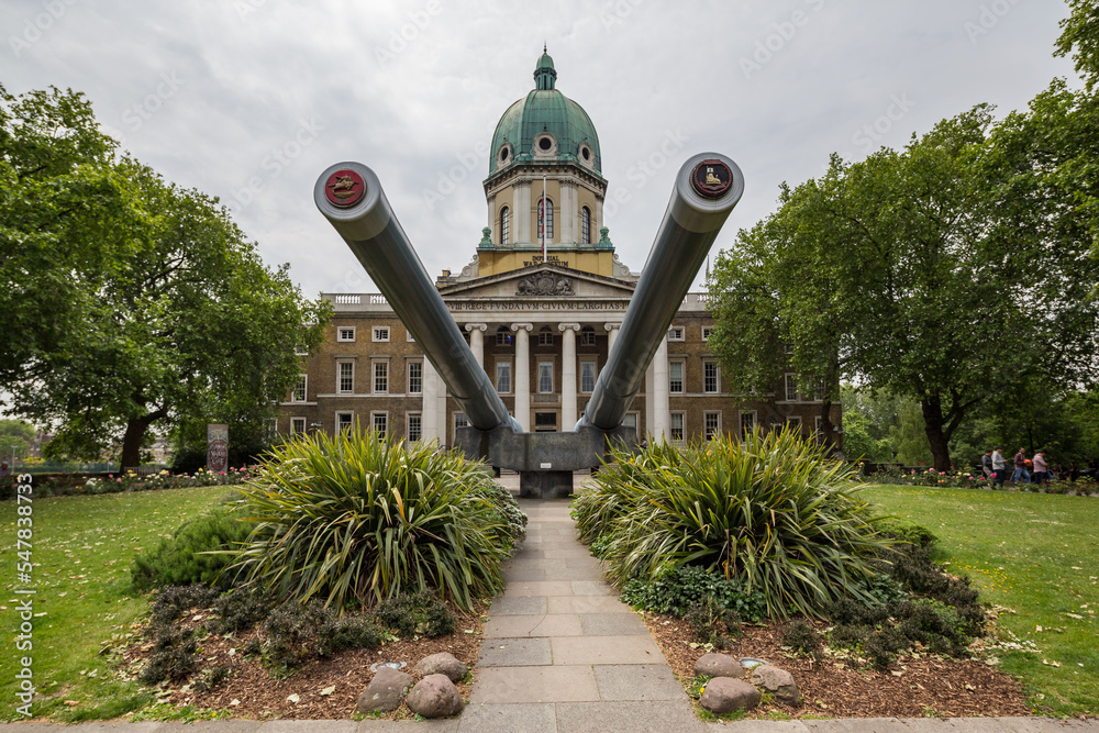 Obraz premium London UK June 12th 2015 : Naval cannons at the entrance to the Imperial War Museum in London