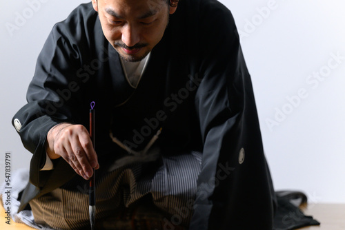 Canvas Print Japanese man who looks like a calligrapher(shodo) doing calligraphy
