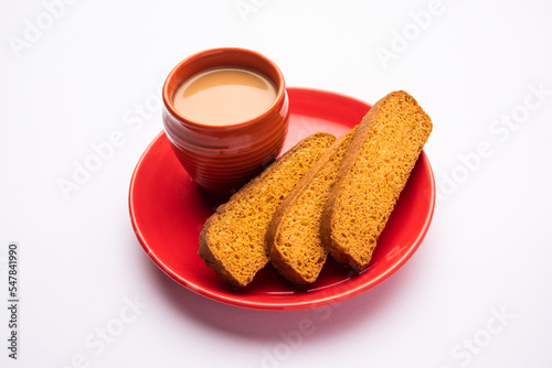 Foto Crispy cake rusk or Delhi toast with masala tea