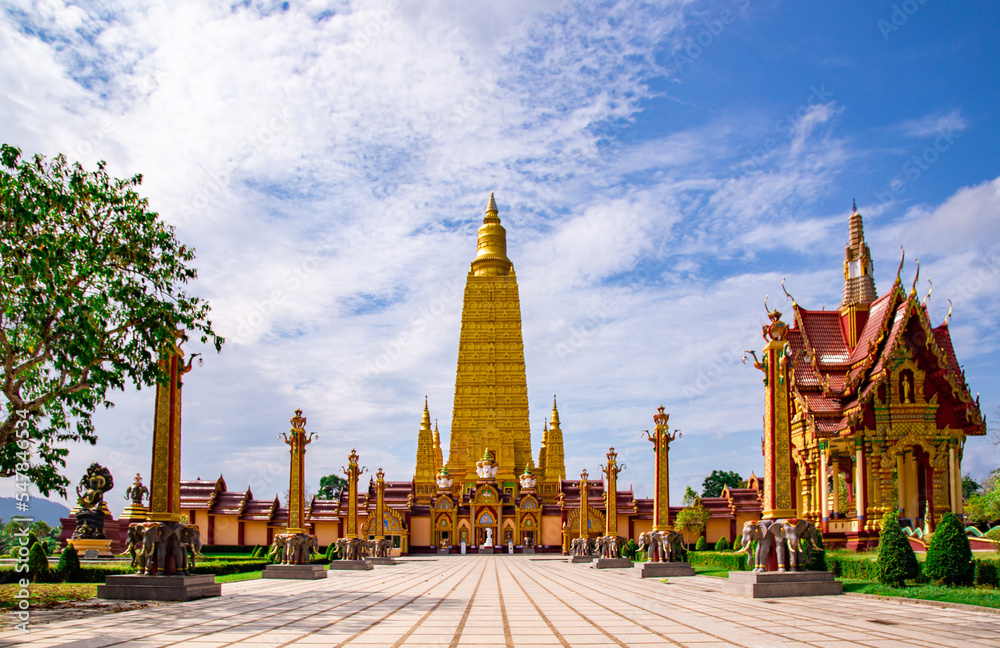Naklejka premium Wat MahaThat Wachira mongkol in Krabi, Thailand