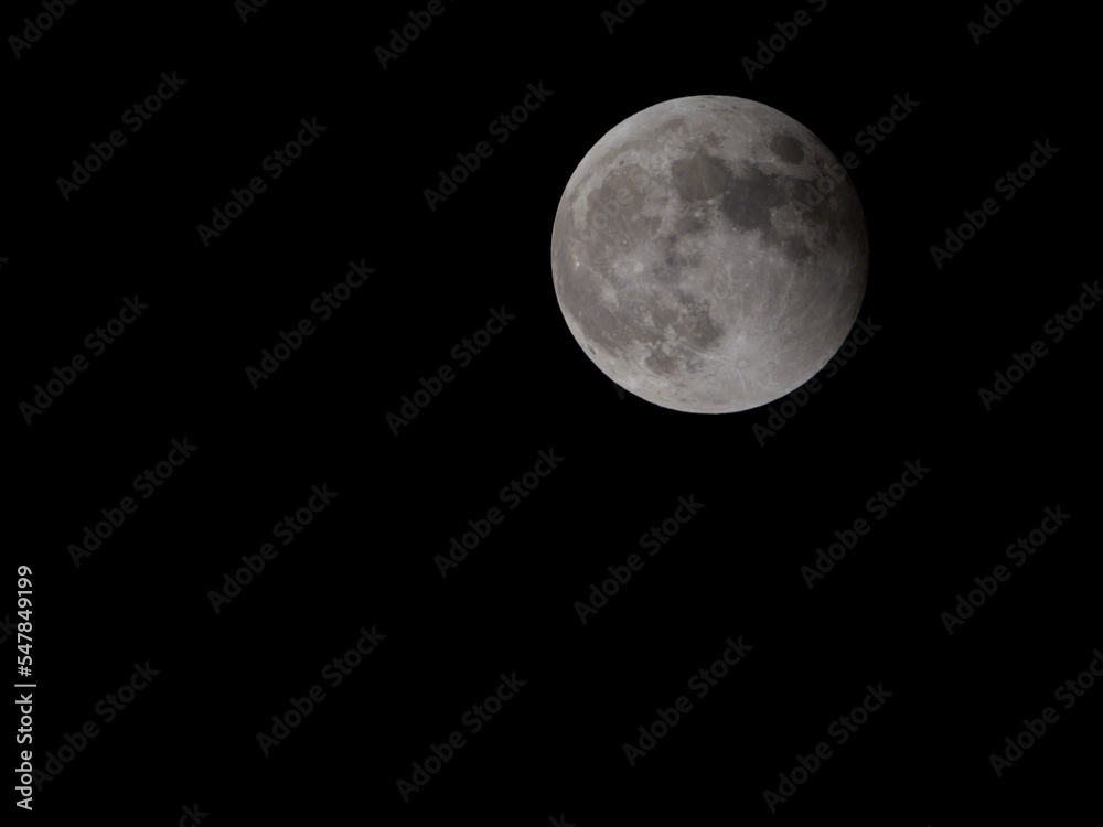 Obraz premium 2022年11月8日21時56分の月・皆既月食の終了