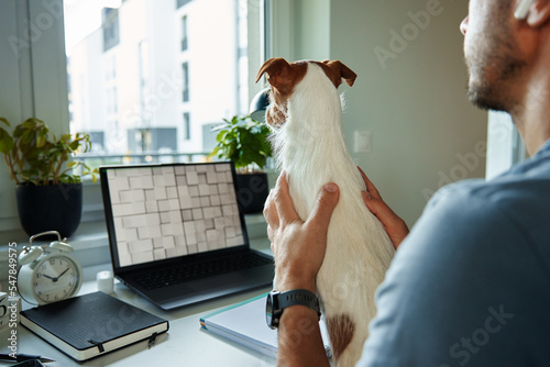 Foto Freelancer working at home office with dog