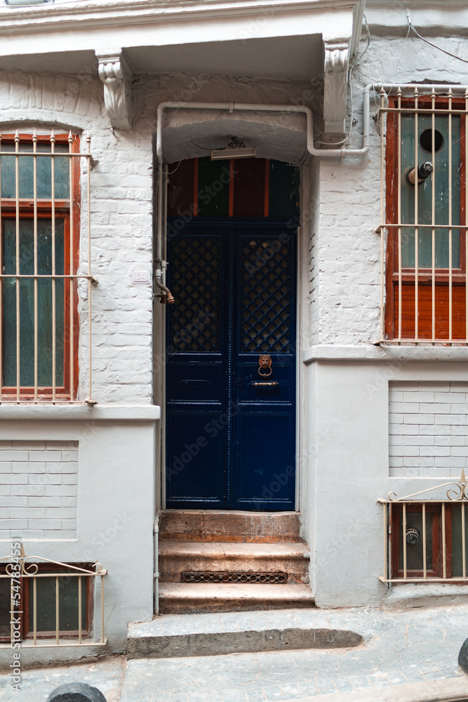 Obraz premium Old wooden entrance door of house in Istanbul.