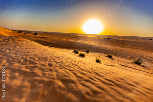 Sonnenaufgang zur  Wüstensafari mit Jeeps in der Al Qudra Wüste, Dubai photo