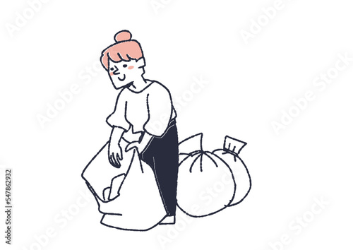 ゴミをまとめて捨てている女性
