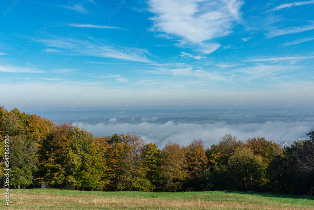 Panorama von der Schwäbischen Alb mit Bäumen und Nebelbank im Herbst Panorama von der Schwäbischen Alb mit Bäumen und Nebelbank im Herbst