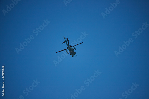 Fototapeta Naklejka Na Ścianę i Meble -  空に飛んでいる自衛隊のヘリコプター様子
