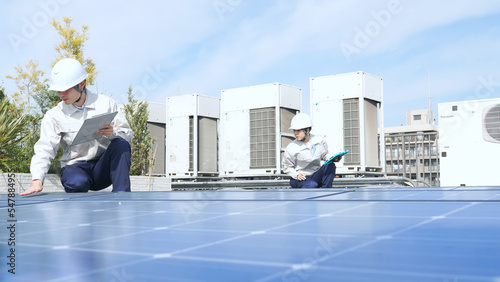 Obraz na płótnie ソーラーパネルを点検するエンジニア 太陽光発電