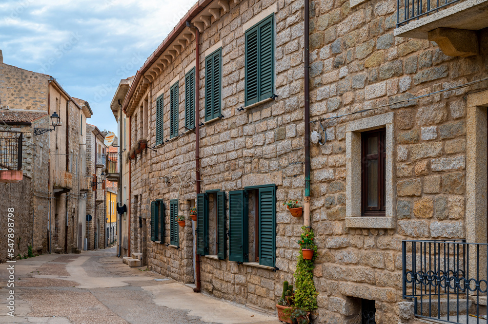 Schöne Straße mit Häusern mit einer Fassade aus natursteinen in Tempio Pausania im Norden von Sardinien