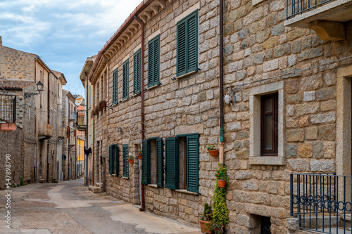 Schöne Straße mit Häusern mit einer Fassade aus natursteinen in Tempio Pausania im Norden von Sardinien photo