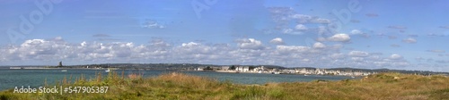  Saint-Vaast-la-Hougue. Panoramique sur la ville vu depuis l'île de Tatihou. Manche. Normandie 