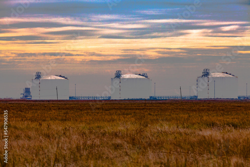 Foto Oil Storage Tanks on Texas Gulf Coast Salt Marsh