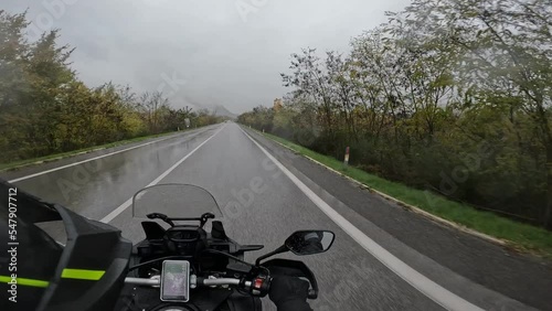 guidare la moto sotto la pioggia photo