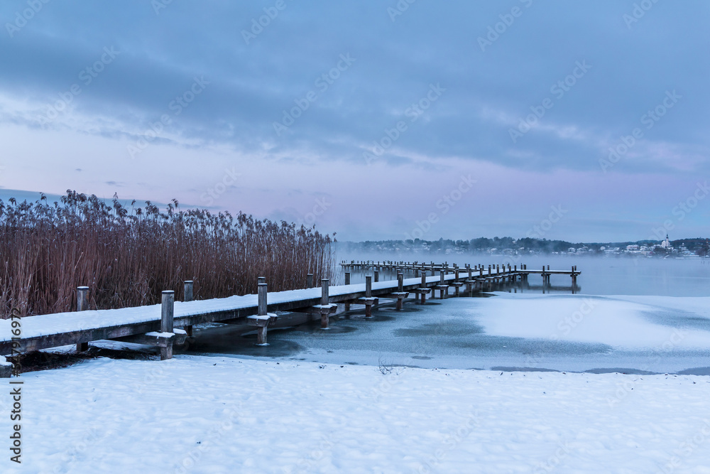 Starnberger See mit Steg / Bootsanleger im Winter mit Schnee
