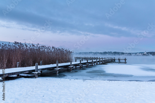 Starnberger See mit Steg / Bootsanleger im Winter mit Schnee © Rockafox