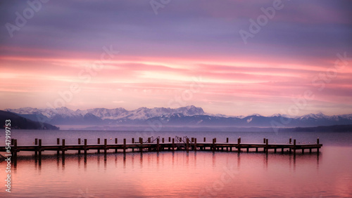 Starnberger See im Winter mit Steg und Alpen bei Sonnenaufgang