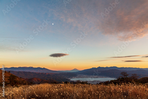 夜明けの高ボッチ高原から諏訪湖の雲海に浮かぶ朝焼け富士山