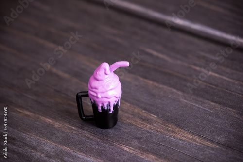 Toy glass with coffee and cream of Abbey Bominable Coffin Bean Monster high doll