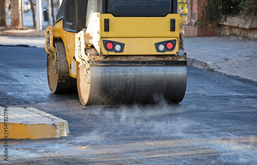 The road roller machine works with fresh and hot asphalt.