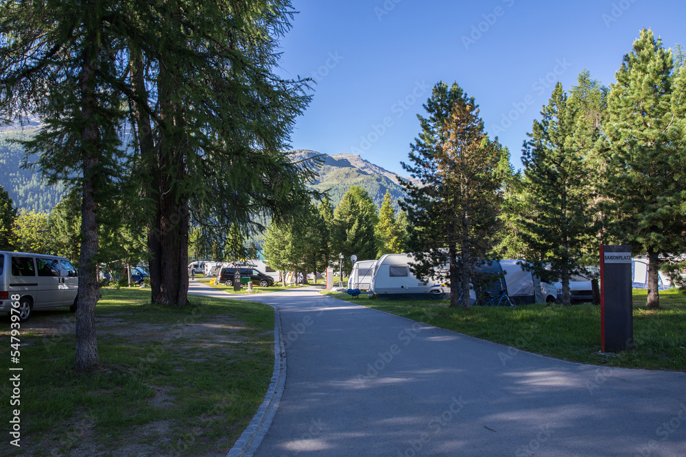 Wohnwagen auf dem Campingplatz in den Bergen