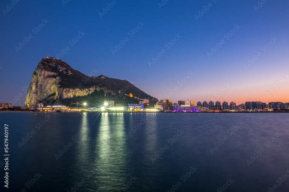 Gibraltar mit Affenfelsen bei Nacht
