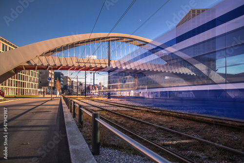 Fototapeta Naklejka Na Ścianę i Meble -  Strassenbahn in Zürich mit blauem Himmel