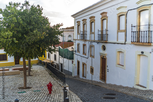 Fototapeta Naklejka Na Ścianę i Meble -  white houses, cobbled streets, historic center with the castle in Silves in the background