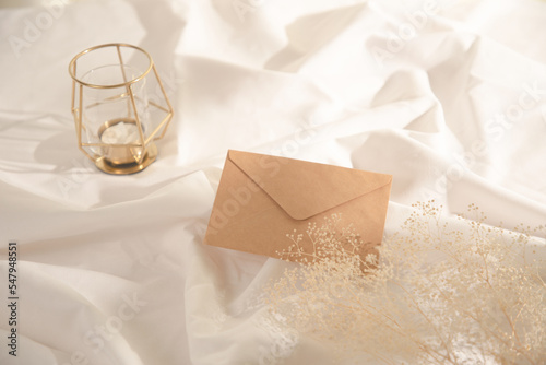 ナチュラルな手紙とかすみ草のイメージ