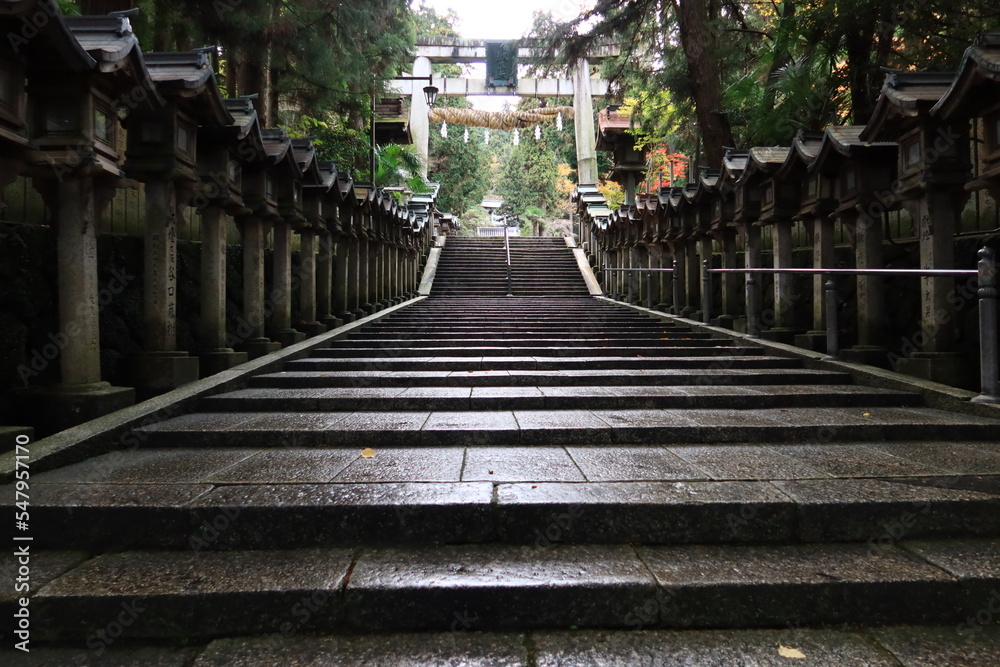 Obraz premium A Japanese temple : a scene of the access to the precincts of Hozan-ji Temple before dark in Ikoma City in Nara Prefecture 日本のお寺:奈良県生駒市の宝山寺の境内への参道の日暮れ前の風景