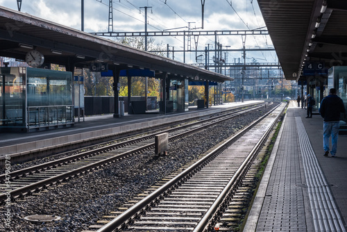 Bahnsteig und Geleise am Bahnhof Dietikon in der Schweiz