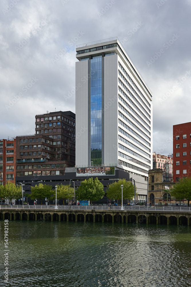 Obraz premium View of the Nevion river and office skyscraper at Bilbao