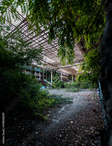 Lostplace Station Ruine zerfallen die Natur erobert alles zurück photo