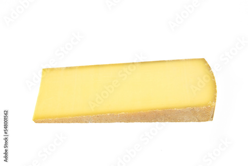tranche de fromage comté isolé sur un fond blanc