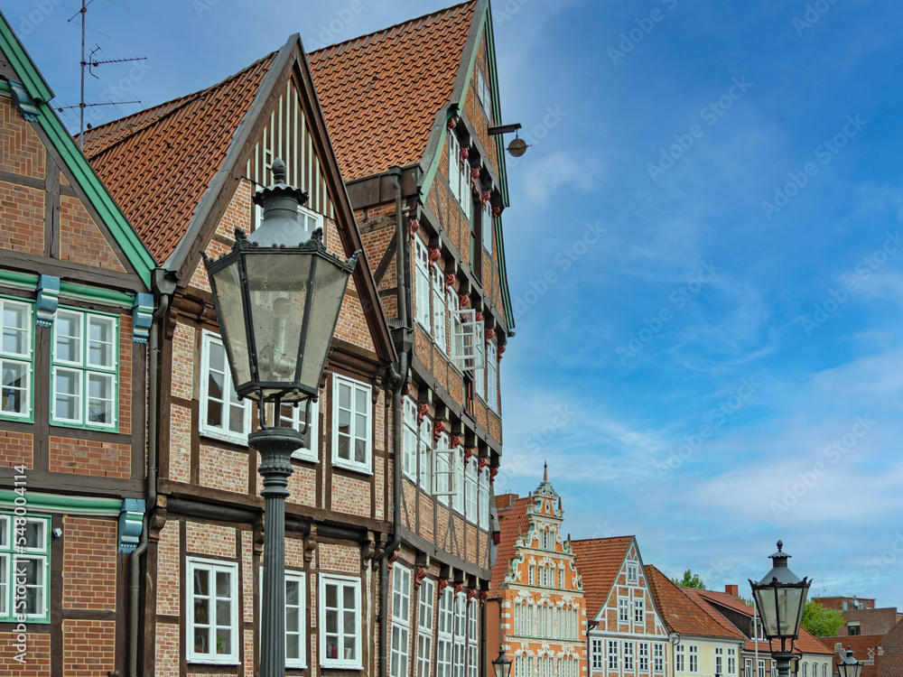 Giebel alter Häuser und historische Straßenlampen  in der Altstadt der Hansestadt Stade, Niedersachsen, Deutschland