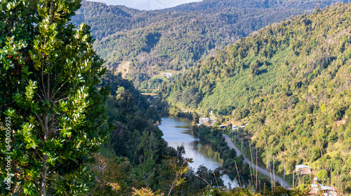 Río junto a la montaña