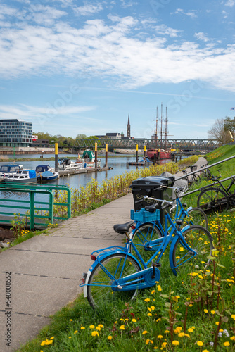 Fahrräder am Hohentorshafen. 